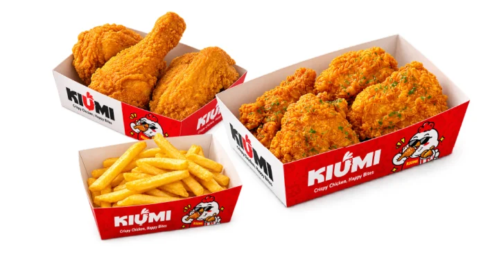 Combo gia đình KIUMI với gà rán và khoai tây trong nhiều hộp