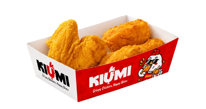 Combo một người KIUMI với các phần gà rán trong hộp nhận diện đỏ trắng