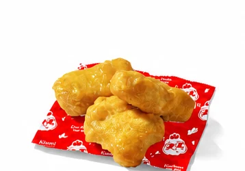 Gà nugget KIUMI đặt trên giấy lót nhận diện màu đỏ